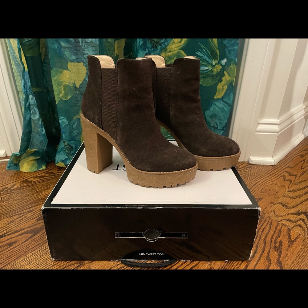 Nine West dark brown suede platform ankle boots size 7